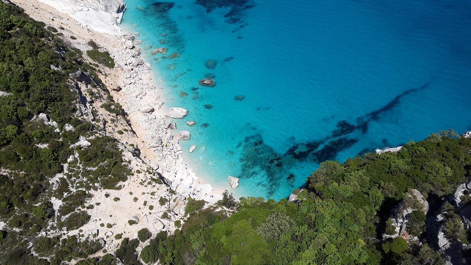 Il mare cristallino della Sardegna durante una vacanza in un hotel con Spa